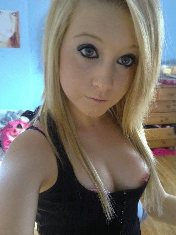 Teen hottie flashing nips